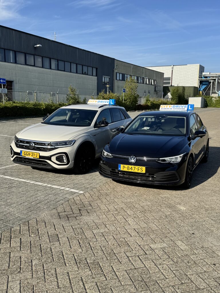 Witte lesauto van Autorijschool City‑Drive Groningen op parkeerplaats”